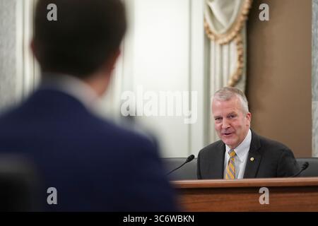 21 janvier 2021, Washington, District of Columbia, États-Unis : le sénateur américain Dan Sullivan (républicain de l'Alaska), prend la parole alors que Pete Buttigieg, secrétaire américain des transports désigné pour le président américain Joe Biden, à gauche, écoute lors d'une audience de confirmation du comité du commerce, des sciences et des transports du Sénat pour le secrétaire américain des transports nommé Pete Buttigieg à Washington, D.C. (États-Unis), le jeudi 21 janvier, 2021. Buttigieg, s'engage à mettre en œuvre le programme ambitieux de l'administration pour reconstruire l'infrastructure de la nation, l'appelant une ''opportunité générationnelle'' pour créer de nouveaux emplois Banque D'Images