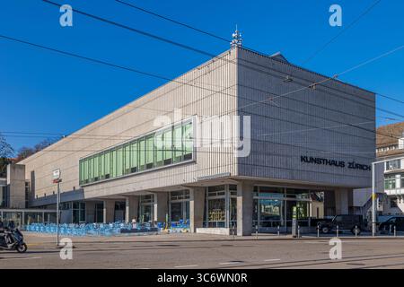 Zurich, Suisse - 19 mars 2025 : le bâtiment moderne du Musée d'Art (Kunsthaus) Zurich, qui possède une collection remarquable de chefs-d'œuvre d'art. Banque D'Images