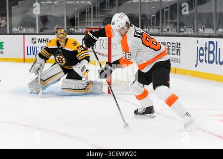 21 janvier 2021 : Joel Farabee (86 ans), aile gauche des Flyers de Philadelphie, joue la rondelle devant le gardien Tuukka Rask (40 ans) des Bruins de Boston, lors du match de la LNH entre les Flyers de Philadelphie et les Bruins de Boston qui se tient au TD Garden, à Boston, Mass. Les Bruins ont battu les Flyers 5-4 dans une fusillade. Eric Canha/CSM(image de crédit : &copy ; Eric Canha/CSM via ZUMA Wire) Banque D'Images