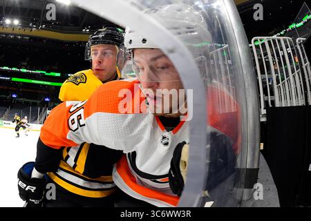 21 janvier 2021 : Craig Smith (12 ans), aile droite des Bruins de Boston, épingle Joel Farabee (86 ans), aile gauche des Flyers de Philadelphie, le long des planches lors du match de la LNH entre les Flyers de Philadelphie et les Bruins de Boston, qui s'est tenu au TD Garden, à Boston, Mass. Les Bruins ont battu les Flyers 5-4 dans une fusillade. Eric Canha/CSM(image de crédit : &copy ; Eric Canha/CSM via ZUMA Wire) Banque D'Images