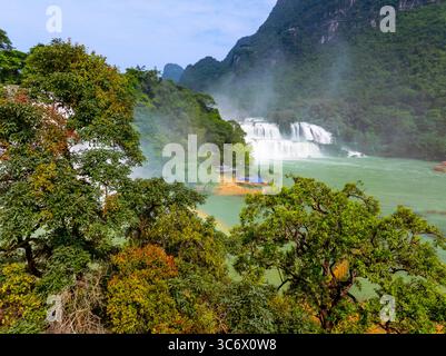 Vue aérienne de la chute d'eau Ban Gioc Detian à la frontière de la Chine du Vietnam. La plus belle et la plus grande cascade d'Asie du Sud-est. Voyage et paysage con Banque D'Images