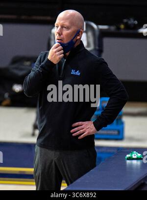 21 janvier 2021 Berkeley, CA États-Unis L'entraîneur-chef des Bruins de l'UCLA Mick Cronin regarde l'attaque des Bruins lors du match de basket-ball masculin de la NCAA entre les Bruins de l'UCLA et la victoire des Golden Bears de Californie 61-57 au Hass Pavilion Berkeley Calif. Thurman James / CSM(image de crédit : &copy ; Thurman James/CSM via ZUMA Wire) Banque D'Images