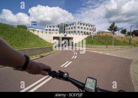 Rond-point dans la ville néerlandaise de Houten, les voies pour les voitures et les vélos sont séparées, la piste cyclable passe sous la voie des voitures, à travers les métros, donc Tha Banque D'Images