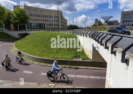 Rond-point dans la ville néerlandaise de Houten, les voies pour les voitures et les vélos sont séparées, la piste cyclable passe sous la voie des voitures, à travers les métros, donc Tha Banque D'Images
