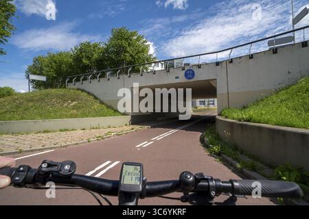 Rond-point dans la ville néerlandaise de Houten, les voies pour les voitures et les vélos sont séparées, la piste cyclable passe sous la voie des voitures, à travers les métros, donc Tha Banque D'Images