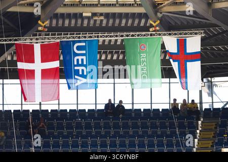 Broendby, Danemark. 31 juillet 2025. Les drapeaux du Danemark et des îles Féroé vus à côté des drapeaux de l'UEFA lors du match de qualification de l'UEFA Conference League entre Broendby IF et Havnar Boltfelag au Broendby Stadion à Broendby. Crédit : Gonzales photo/Alamy Live News Banque D'Images