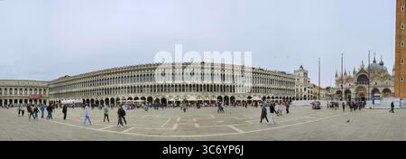 Venise, Italie - 20 mai 2023 : personnes en place Mark avec la Basilique Saint-Marc et le Campanile di San Marco. Photo panoramique de touris célèbres Banque D'Images