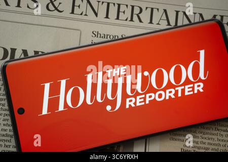 Dhaka, Bangladesh - 18 mars 2025 : le logo du Hollywood reporter est affiché sur l'écran d'un smartphone Banque D'Images