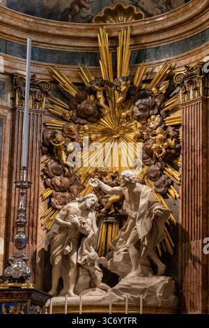 Le baptême du Christ sculpture de chef-d'œuvre de 1703 par Giuseppe Mazzuoli à l'intérieur de la co-cathédrale Saint-Jean à la Valette, Malte. Maître-autel baroque Banque D'Images