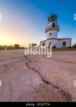 Le phare sur l'île de Gavdos au coucher du soleil, Crète, Grèce. Banque D'Images