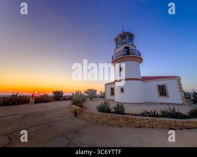 Le phare sur l'île de Gavdos au coucher du soleil, Crète, Grèce. Banque D'Images
