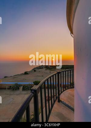Le phare sur l'île de Gavdos au coucher du soleil, Crète, Grèce. Banque D'Images