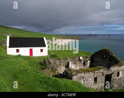 Maisons en ruines et restaurées, vieux village, île Great Blasket, Irlande Banque D'Images