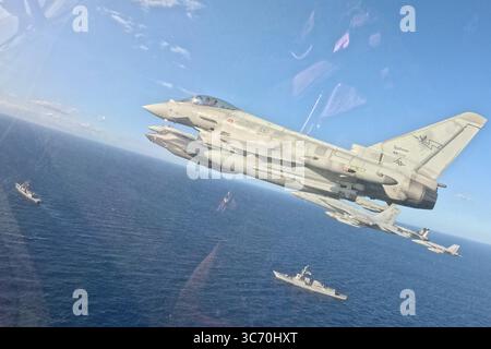 Des avions américains et italiens volent en formation au-dessus du destroyer de missiles guidés de classe Arleigh Burke USS Winston S. Churchill (DDG 81), à droite, et du turc Na Banque D'Images