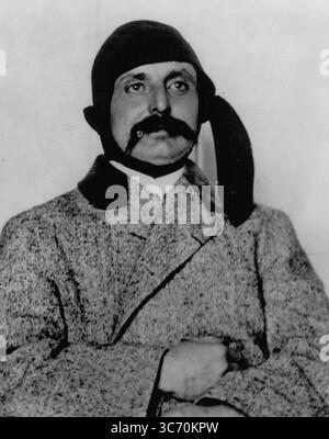 Louis Blériot (1er juillet 1872 à Cambrai, France – 1er août 1936 à Paris, France) était un inventeur et ingénieur français. En 1909, il a effectué le premier vol à travers une grande masse d'eau dans un engin plus lourd que l'air quand il a traversé la Manche, recevant un prix] de 1000 livres sterling pour cela. Il est également crédité comme la première personne à fabriquer un monoplan de travail. Blériot fut un pionnier du sport de la course aérienne. Banque D'Images