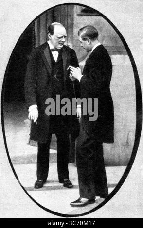 Winston Churchill avec le prince de Galles futur roi Édouard VIII , plus tard duc de Windsor . À l'extérieur de la Chambre des communes en 1919 . Des années plus tard, son amitié devait lui coûter sa carrière pour le moment. Banque D'Images