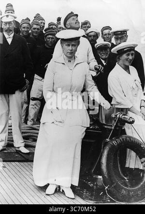 Queen Mary et King George V (arrière-plan à gauche) à bord du HMY Britannia (Royal Cutter Yacht) le yacht de course qui a été construit en 1893. Non daté. ©Topham / TopFoto Banque D'Images
