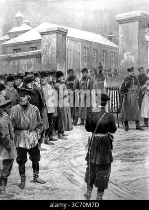 Grévistes face à la garde d'usine : Une scène devant un des travaux du gouvernement à Saint-Pétersbourg , Russie . La grève qui a conduit au massacre du 22 janvier 1905 a commencé dans la sidérurgie de Putiloff , où sont sortis douze mille hommes . Ceux-ci ont été renforcés par trois mille hommes de l'usine franco-russe , où des navires étaient en train d'équiper pour l'extrême-Orient , et par douze mille hommes des chantiers de Neva le 28 janvier 1905 Banque D'Images