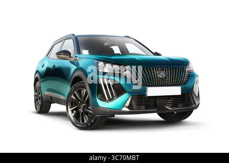 Izmir, Turquie - 14 mai 2025 : bleu vert 2024 Peugeot 2008 GT vue de trois quarts avant droite isolée sur fond blanc Banque D'Images