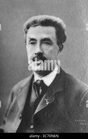 Emmanuel Frémiet, sculpteur français (6 décembre 1824 - 1910), vécut et mourut à Paris. Il est célèbre pour sa sculpture de Jeanne d'Arc à Paris et le monument à Ferdinand de Lesseps à Suez. Il devient membre de l'Acadmie des Beaux-Arts en 1892, puis professeur de dessin animalier au Muséum d'histoire naturelle de Paris. ©2007 TopFoto Banque D'Images