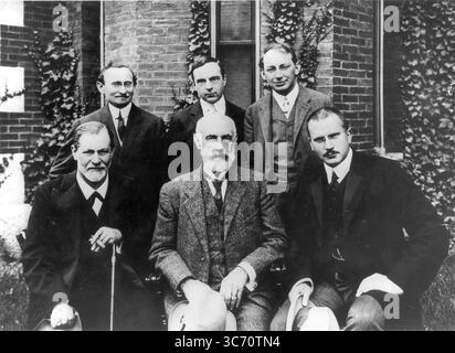 Les grands esprits du XXe siècle. Rangée arrière : A.A. Brill, traducteur des œuvres de Freud, Sandor Ferenczi, l'un des disciples de Freud, Ernest Jones, auteur de 'la vie et les temps de Sigmund Freud'. Au premier rang : Sigmund Freud, Stanley Hall, président de l'Université Clark Massachuetts et Carl Jung, disciple de Freud de 1907 à 1912, date à laquelle leur association a pris fin après que Jung a avancé ses propres idées sur le subconscient. Banque D'Images