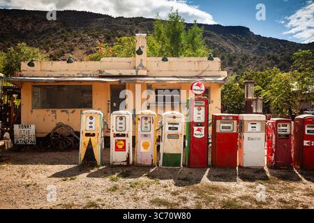 Le Nouveau-Mexique a abandonné la station-service avec de vieilles pompes à essence rétro Banque D'Images