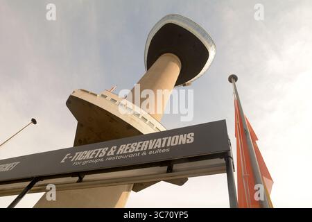 Tour d'observation Euromast vue d'en bas avec e-ticket et panneau de réservation à Rotterdam, pays-Bas Banque D'Images