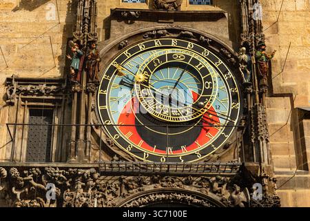 Horloge astronomique médiévale place de la vieille ville Prague, République tchèque Banque D'Images