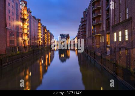 Soirée lueur au-dessus des hamburgs Speicherstadt au cœur du quartier historique des entrepôts Banque D'Images
