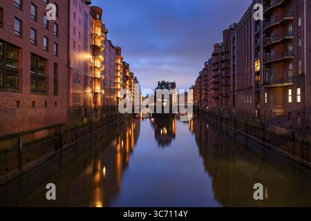 Soirée lueur au-dessus des hamburgs Speicherstadt au cœur du quartier historique des entrepôts Banque D'Images