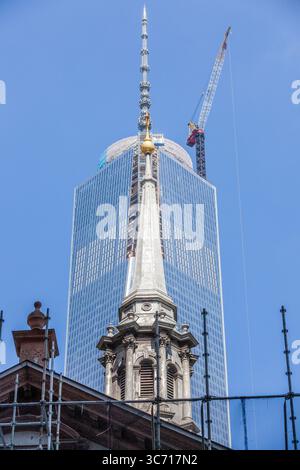 Le clocher de la chapelle Saint-Paul avec le bâtiment One World Trade Center en arrière-plan Banque D'Images