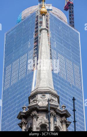 Le clocher de la chapelle Saint-Paul avec le bâtiment One World Trade Center en arrière-plan Banque D'Images