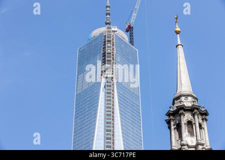 Le clocher de la chapelle Saint-Paul avec le bâtiment One World Trade Center en arrière-plan Banque D'Images