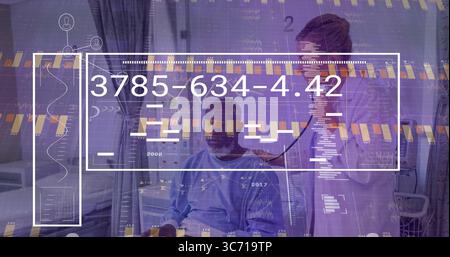 Examen infirmier plaçant un stéthoscope sur un patient de sexe masculin sénior dans une chambre d'hôpital, avec superposition des données Banque D'Images