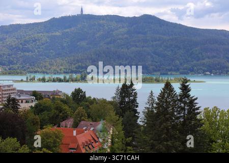 Lac de montagne Worthersee dans les Alpes autrichiennes. Paysage autrichien dans l'État de Carinthie. Portschach am Worther See (Poertschach). Banque D'Images
