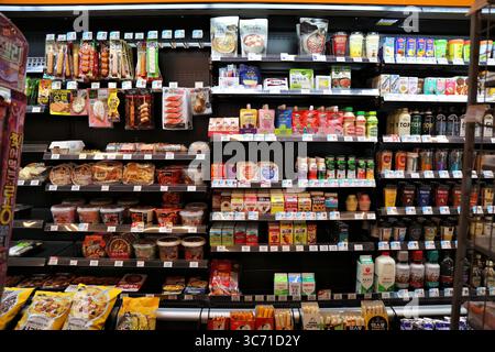 ULSAN, CORÉE DU SUD - 28 MARS 2023 : choix de boissons et de collations dans un dépanneur à Ulsan, Corée du Sud. Banque D'Images