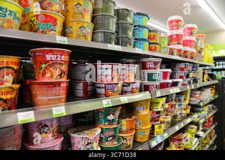 ULSAN, CORÉE DU SUD - 28 MARS 2023 : choix instantané de nouilles dans un dépanneur à Ulsan, Corée du Sud. Banque D'Images