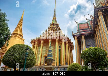 Vue de Pra Mondop ou de la Bibliothèque Royale dans le complexe du palais du Grand Palais à Bangkok, Thaïlande en plein jour Banque D'Images