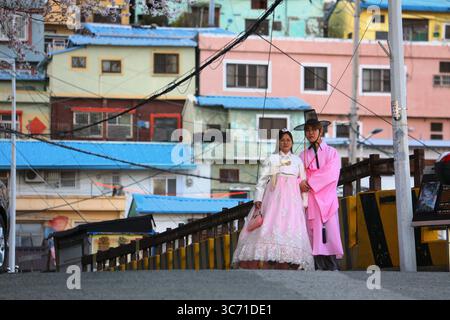 BUSAN, CORÉE DU SUD - 27 MARS 2023 : touristes en costume hanbok dans le quartier Gamcheon de la ville de Busan, Corée du Sud. Banque D'Images