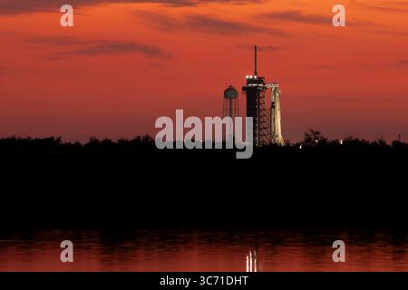 Kennedy Space Center, États-Unis. 01 août 2025. À l'aube, une fusée SpaceX Falcon 9 et le vaisseau spatial Crew Dragon sont prêts à lancer l'équipage 11 de la NASA en mission à long terme vers la Station spatiale internationale depuis le complexe de lancement 39A du Kennedy Space Center, en Floride, le vendredi 1er août 2025. Le lancement est prévu pour 11h43 Am. Photo de Joe Marino/UPI crédit : UPI/Alamy Live News Banque D'Images