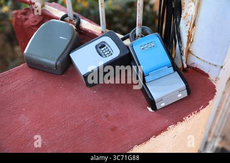 Coffres-forts pour clés d'appartement de location de vacances à Alicante, Espagne. Enregistrement automatique avec une clé du coffre-fort. Banque D'Images
