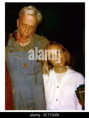L'acteur Fred Gwynne et la réalisatrice Mary Lambert sur le tournage du PET SEMATARY de Stephen King (1989) Candid dans les coulisses Banque D'Images