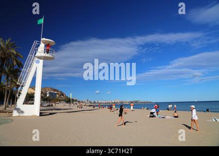 ALICANTE, ESPAGNE - 16 AVRIL 2025 : sauveteur dans la tour des sauveteurs surveille les spectateurs de la plage de Postiguet à Alicante, Espagne. Banque D'Images