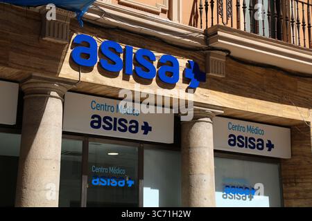 ALICANTE, ESPAGNE - 16 AVRIL 2025 : Asisa assurance et société privée de soins de santé à Alicante, Espagne. Banque D'Images