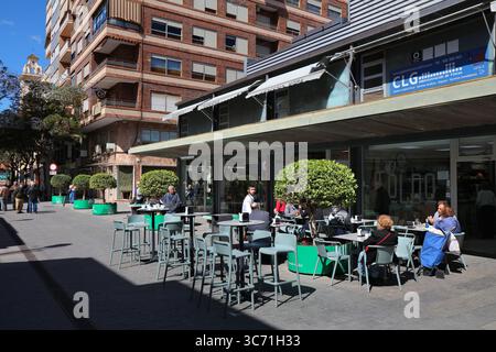 SANT VINCENT DEL RASPEIG, ESPAGNE - 16 AVRIL 2025 : les gens sont assis dans un café dans le centre ville de Sant Vincent Del Raspeig dans la province d'Alicante, Commu valencien Banque D'Images