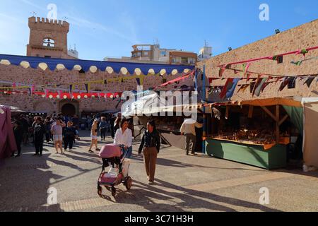 SANTA POLA, ESPAGNE - 17 AVRIL 2025 : les gens visitent une foire médiévale, des divertissements locaux et un événement de shopping au château de Santa Pola dans la province d'Alicante, SP Banque D'Images