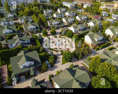 Balykchy, Kirghizistan - 12 mai 2023 : vue aérienne d'un complexe avec des maisons résidentielles disposées autour d'une fontaine circulaire et d'un jardin paysager Banque D'Images