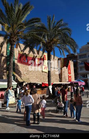 SANTA POLA, ESPAGNE - 17 AVRIL 2025 : les gens visitent une foire médiévale, des divertissements locaux et un événement de shopping au château de Santa Pola dans la province d'Alicante, SP Banque D'Images