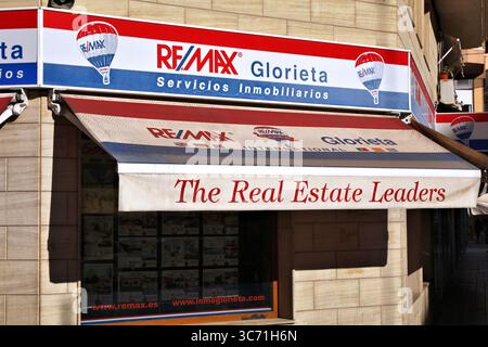 SANTA POLA, ESPAGNE - 17 AVRIL 2025 : Remax agence immobilière à Santa Pola dans la province d'Alicante, Espagne. Banque D'Images