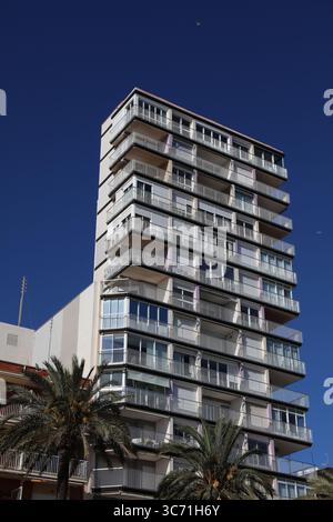 SANTA POLA, ESPAGNE - 17 AVRIL 2025 : immeuble d'appartements à Santa Pola dans la province d'Alicante, Espagne. Banque D'Images
